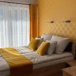 Elegance Yellow W Let's Sea Basen&spa Apartmán Gąski