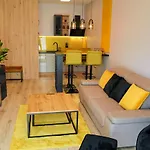 Elegance Yellow W Let's Sea Basen&spa Apartmán Gąski