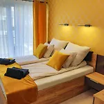 Elegance Yellow W Let's Sea Basen&spa Apartmán