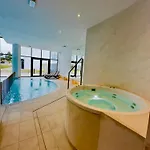 Elegance Yellow W Let's Sea Basen&spa Apartmán Gąski